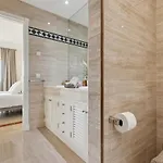 Stunning 2-bedroom With Panoramic Views Διαμέρισμα
