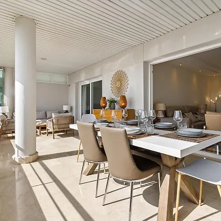 Stunning 2-bedroom With Panoramic Views Appartamento