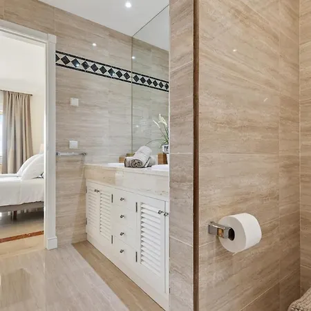 Stunning 2-bedroom With Panoramic Views Appartamento